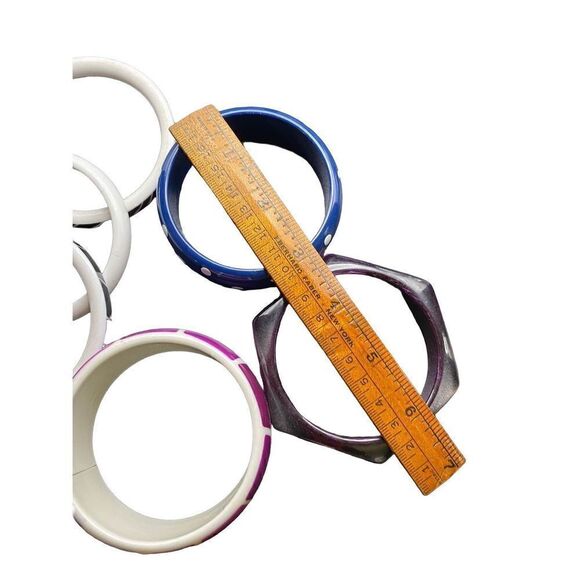Retro set of 6 plastic acrylic bangle bracelets in black white purple and blue - Picture 4 of 7